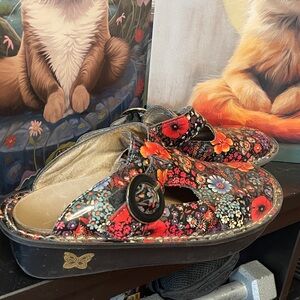 Floral Women's Algeria Clogs Size 8